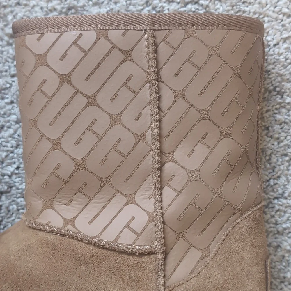Ugg classic Short 2 Beige‎ logo Boots. Size 6